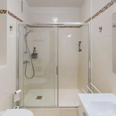 Apartment 2p Calme En Centre-ville Avec Balcon, Proche Plages Et Commerces - Fr-1-196-345 *
