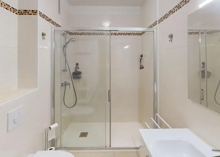 شقة Climatise Avec Balcon, Centre - Fr-1-196-345 *